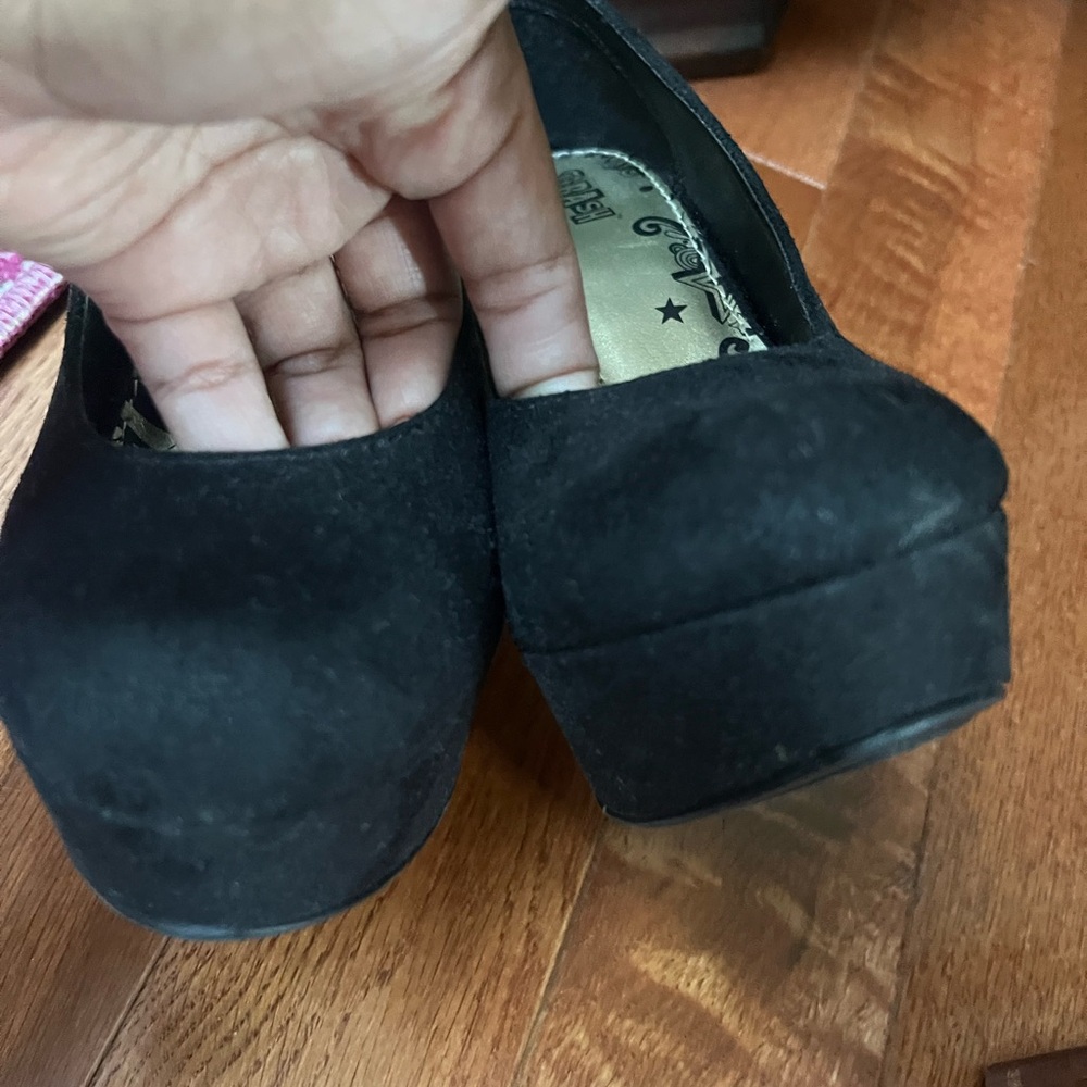 Shoes - Picture 3 of 9
